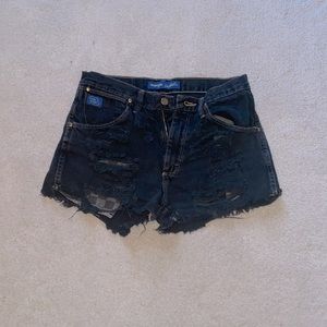 😍 The Cutest Black Distressed Wrangler Jean Shorts